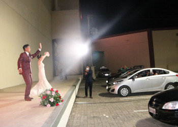 Noivos fazem casamento 'Drive-In' para não adiar cerimônia pela 3º vez no Piauí